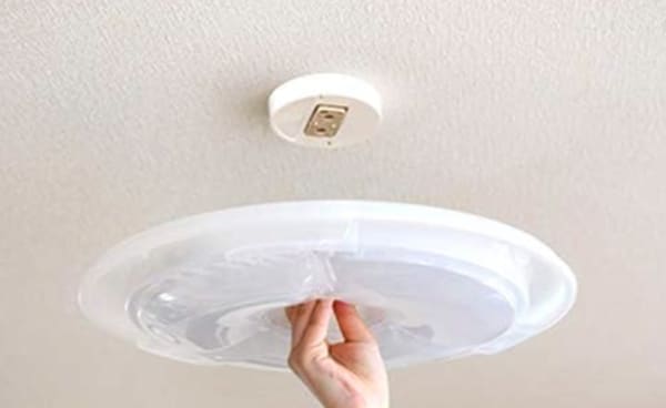 シーリングライトを天井に取り付ける