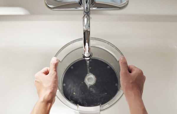 加湿器を洗う人