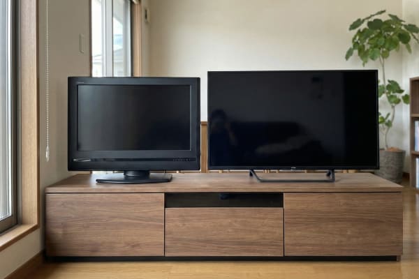 ベゼルの太さが違う2台のテレビ