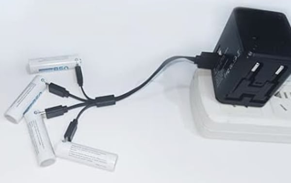 USB充電式乾電池をケーブルを使って充電している様子