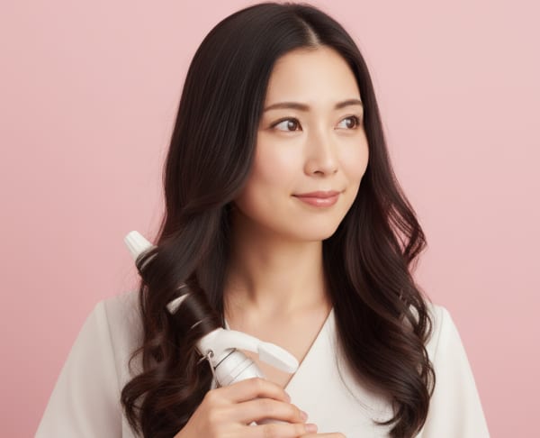 コテで髪を巻いているセミロングヘアの女性