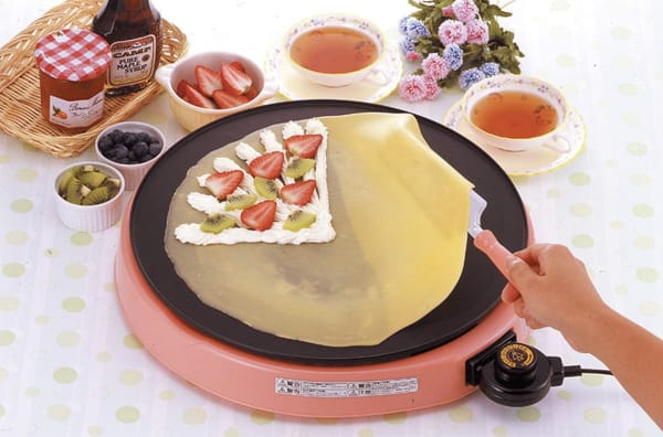 固定タイプのクレープメーカーでクレープを作っている様子