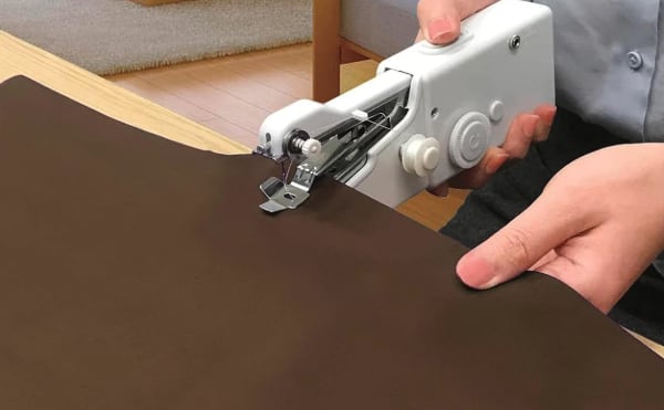 ハンディミシンを使う人