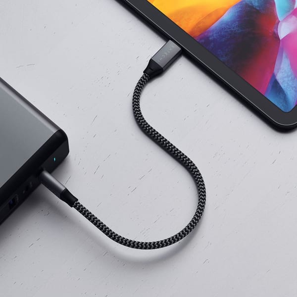 ナイロン素材のUSB4ケーブル
