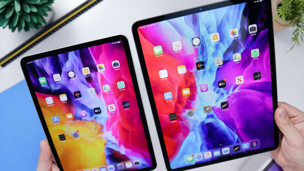 2台のタブレットを手に持つ