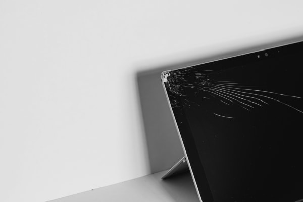 画面が割れたタブレット