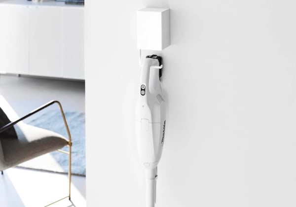 掃除機スタンドに掃除機をかける