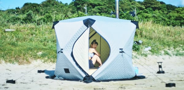 屋外で家庭用サウナを楽しむ女性