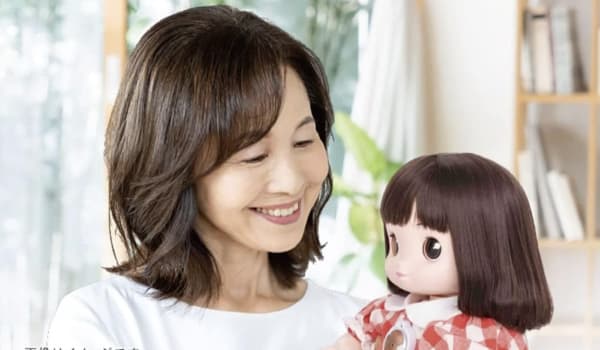 会話ロボットとしゃべる高齢者