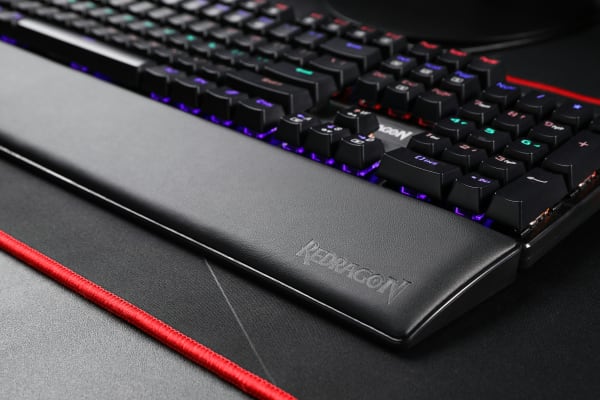 キーボードと高さがマッチしているパームレスト