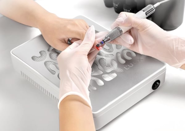 ネイル集塵機の上でネイルオフしている様子