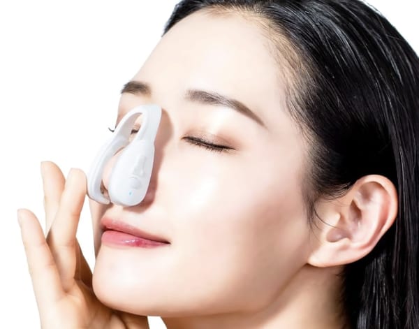 鼻美顔器を装着している女性