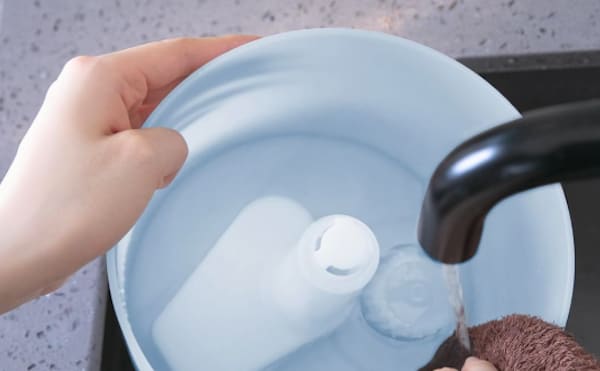 加湿器の内部を洗う
