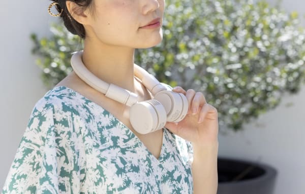 首掛け扇風機を装着する人