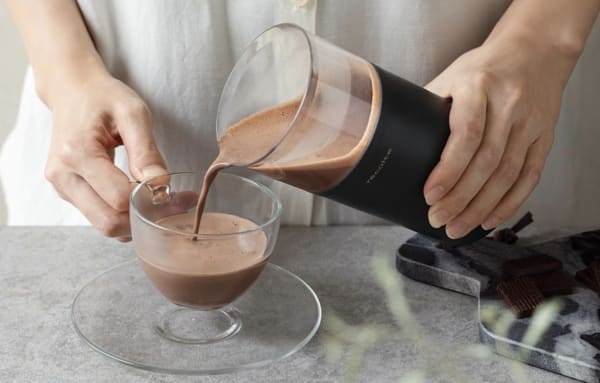 チョコレートドリンクをカップに注ぐ様子