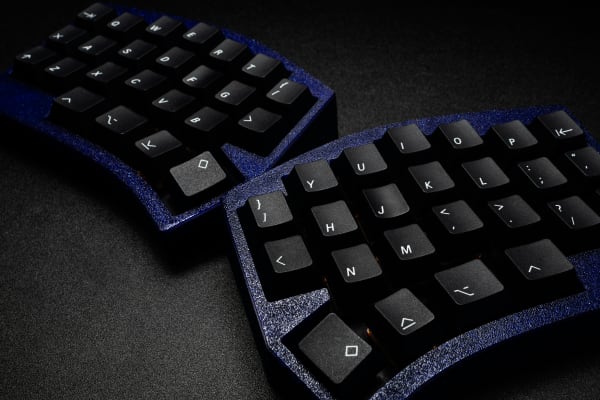 黒色の分割キーボード