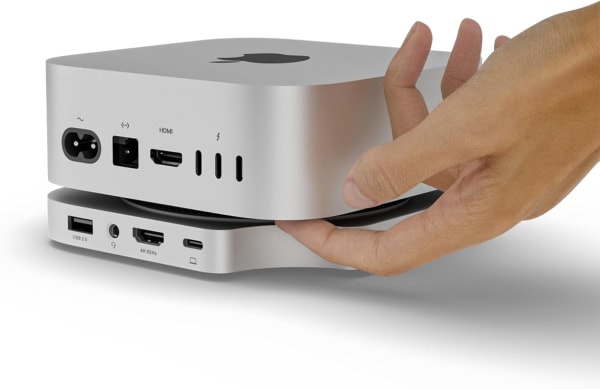 M4 mac miniの電源ボタンを押しているシーン