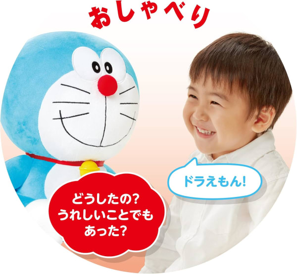ドラえもんの人形とおしゃべりする子ども