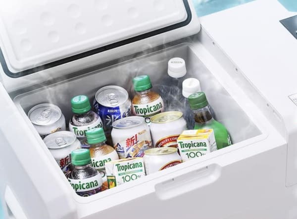 ポータブル冷蔵庫に入った飲み物