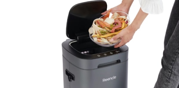 生ごみを捨てている様子