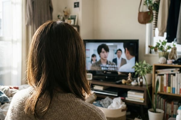 テレビを見ている女性