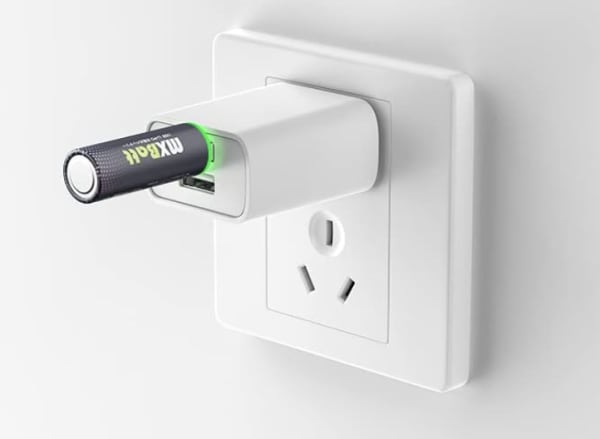 USB充電式乾電池をコンセントで充電している様子