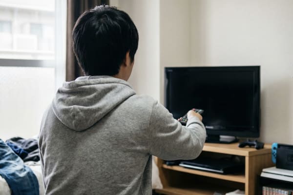 小型テレビを使う男性