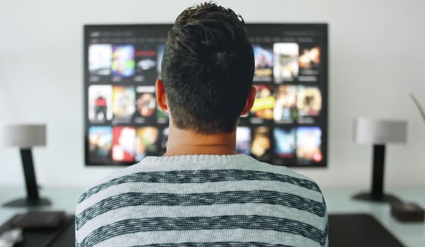 テレビを見る人