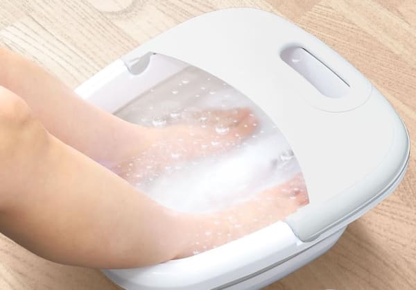 フットバスに足を入れている様子