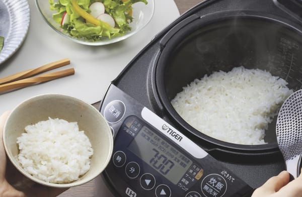 炊飯器からごはんをすくう様子