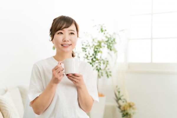 女性がコーヒーを飲む