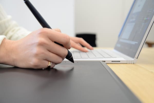 ペンタブを使う女性