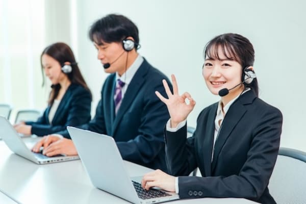 コールセンターのオペレーターの女性