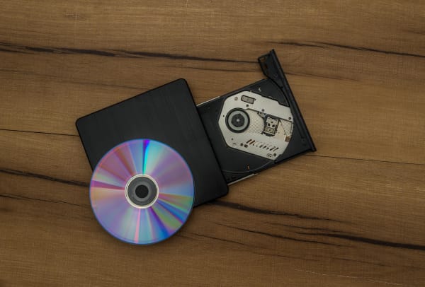 CDと外付けドライブ