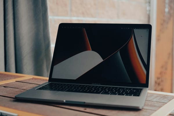 テーブルの上に置かれたMacBook Pro