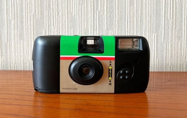 インスタントフィルムカメラ
