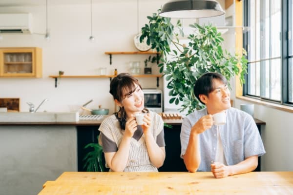 コーヒーを飲む男女