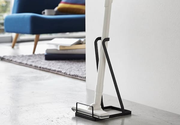 掃除機スタンドに掃除機を立てる