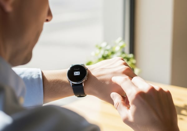 スマートウォッチを確認する男性