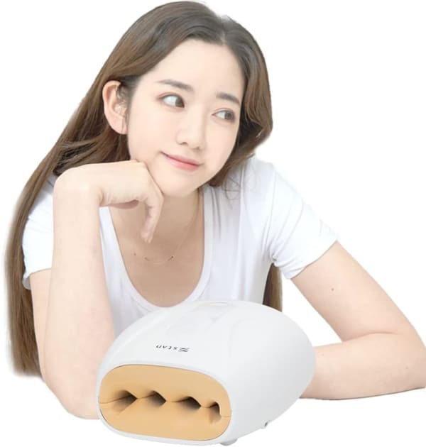ハンドマッサージャーに手を入れる女性