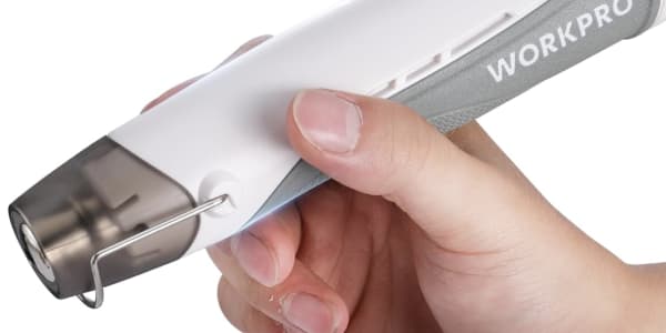 エンボスヒーターを使っている様子