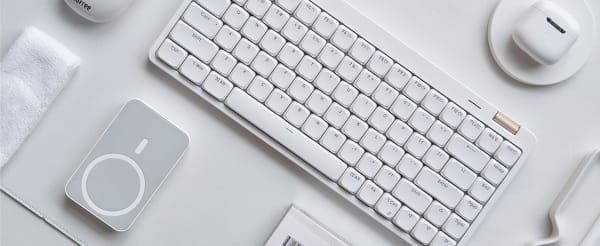 白色ガジェットに囲まれたロープロファイルキーボード