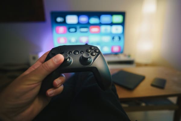 テレビとゲームコントローラー