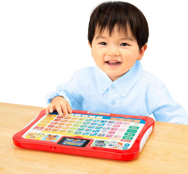 あいうえおタブレットで遊ぶ子ども