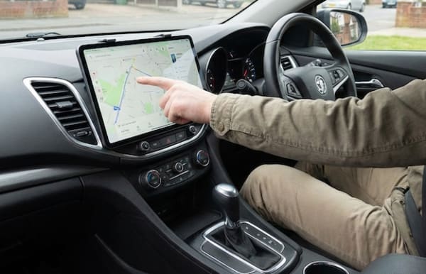 車内でタブレットを操作する人