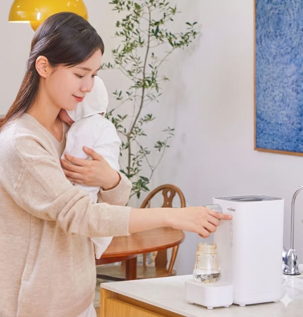 電気ポットでミルクを作る様子