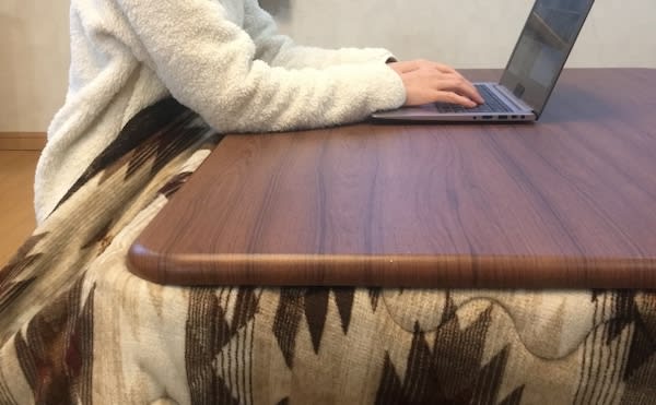 こたつに入ってPCを使う女性