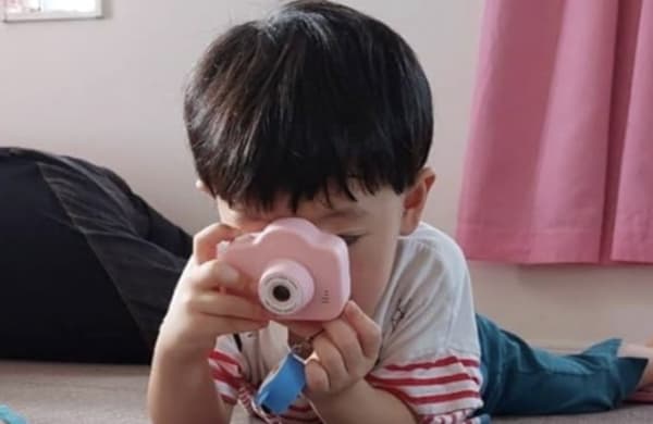 子どもがキッズカメラで撮影をしている様子