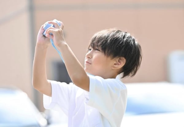 子どもがカメラで撮影している様子