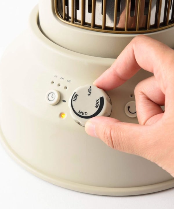 カーボンヒーターのダイヤルを回す